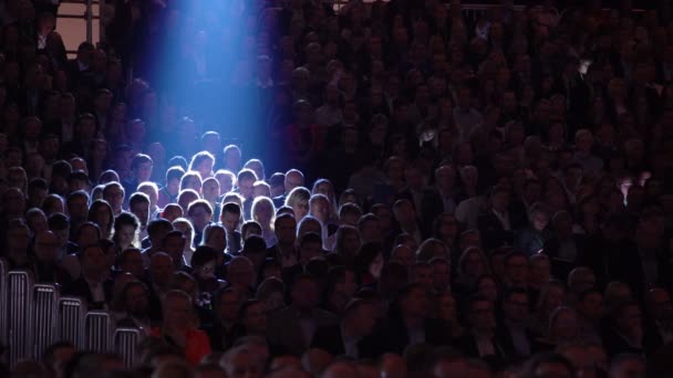 Enorme audiencia escucha al orador . — Vídeo de stock