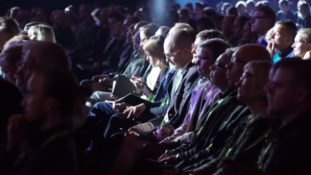 Audience listens to the speaker. — Stock Video