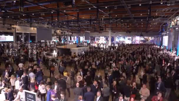 Enorma folkmassan i hallen under Nordic Business Forum — Stockvideo