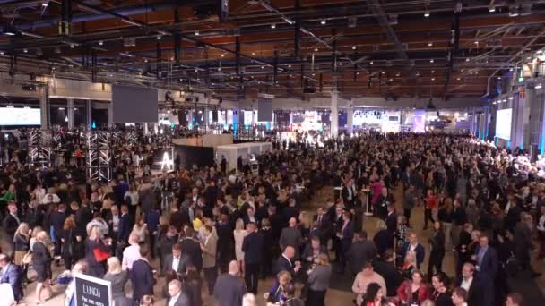 Kerumunan besar di aula selama Forum Bisnis Nordic — Stok Video