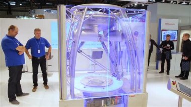 Konteyner hareket farklı nesnelere çok hızlı bir robot paketleri.