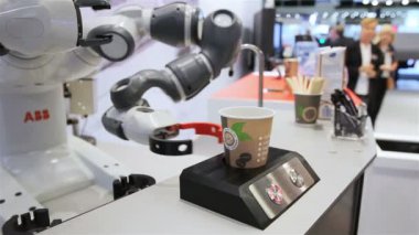 Robot esnek elleri ile bir kahve yapar.