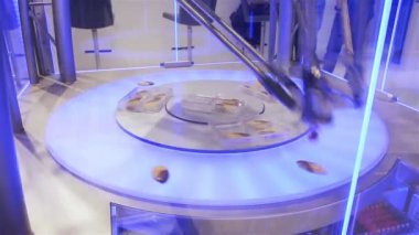 Konteyner hareket farklı nesnelere çok hızlı bir robot paketleri.