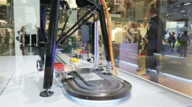 Konteyner Taşıma içine farklı nesneleri hızlı bir robot paketleri.