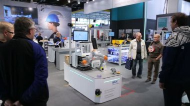 Duyusal endüstriyel Robot ile esnek bir camına kazınmış el fırsatlar.