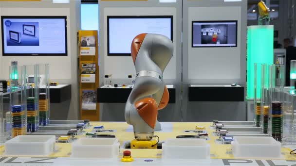 Kompaktowe przemysłowe elastyczne ramię robota rozprowadza obiektów według koloru. — Wideo stockowe
