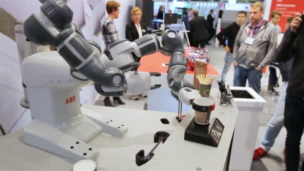 Robot with flexible hands makes a coffee. — Stock Video