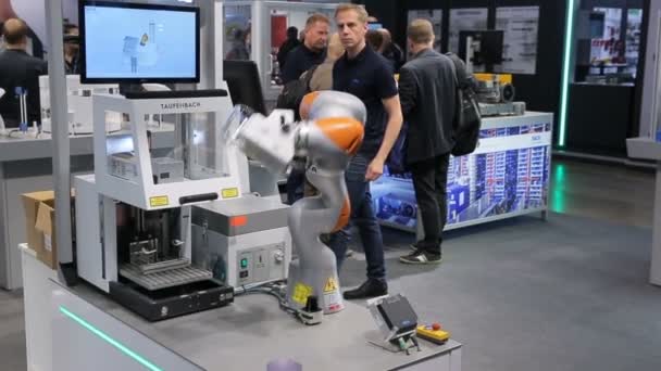 Senzorické průmyslový Robot s flexibilní nabídky ručně ryté sklenice. — Stock video
