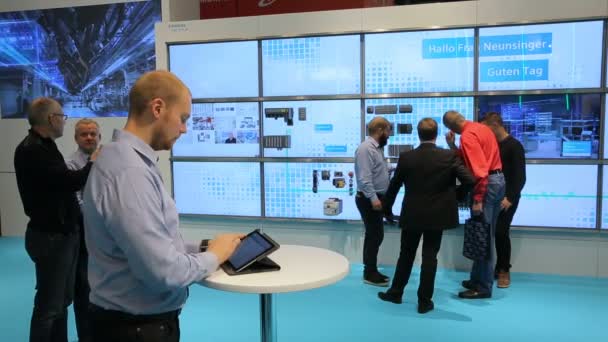 Beaucoup de gens dans l'exposition de technologie . — Video