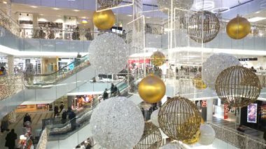 Alıcılar ve geleneksel Noel süsleri alışveriş merkezinde bir sürü