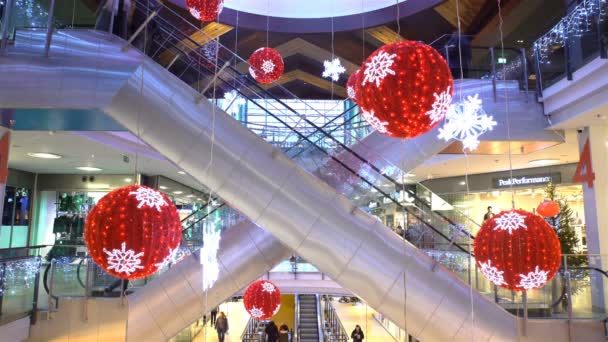 En hel del köpare och traditionella juldekorationer på köpcentret — Stockvideo