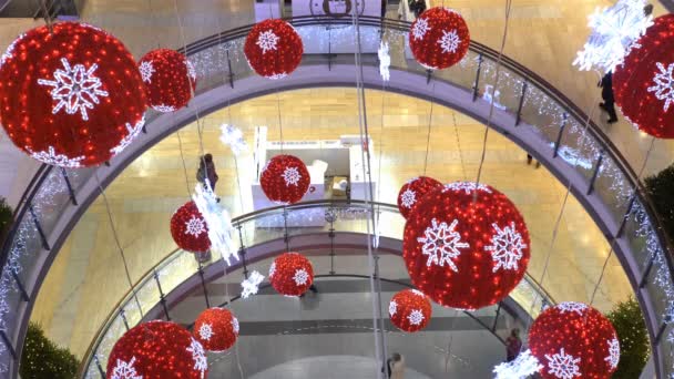 Mnoho kupujících a tradiční vánoční dekorace v obchoďáku — Stock video