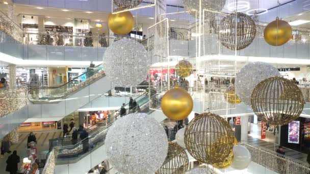 Viele Käufer und traditionelle Weihnachtsdekoration im Einkaufszentrum — Stockvideo