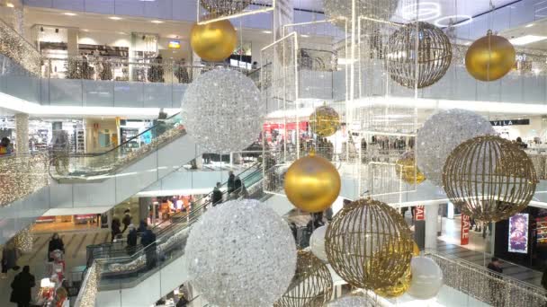 Muchos compradores y decoraciones navideñas tradicionales en el centro comercial — Vídeos de Stock