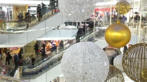 Muchos compradores y decoraciones navideñas tradicionales en el centro comercial — Vídeos de Stock