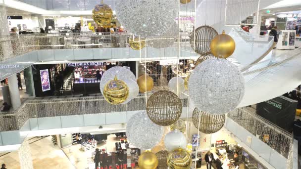 Mnoho kupujících a tradiční vánoční dekorace v obchoďáku — Stock video