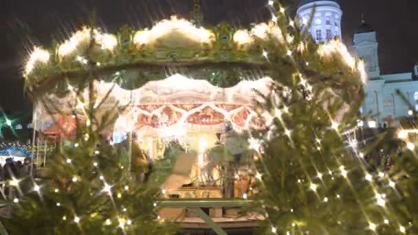 子供のメリーゴーランド Senat 広場、ヘルシンキのクリスマス マーケット. — ストック動画