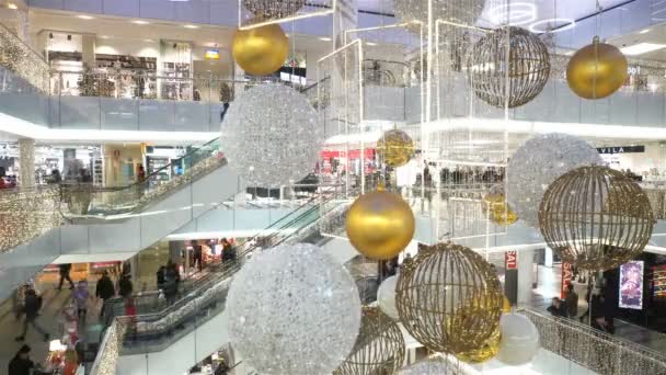 Muchos compradores y decoraciones navideñas tradicionales en el centro comercial — Vídeos de Stock