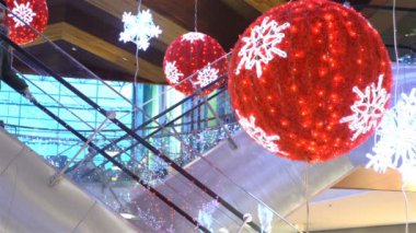 Alıcılar ve geleneksel Noel süsleri alışveriş merkezinde bir sürü