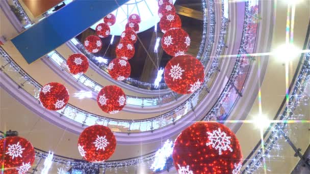 Много покупателей и традиционные рождественские украшения в торговом центре — стоковое видео