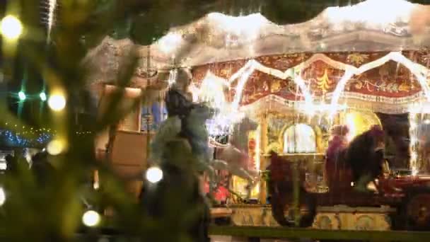 Le manège des enfants au marché de Noël sur la place Senat, Helsinki . — Video