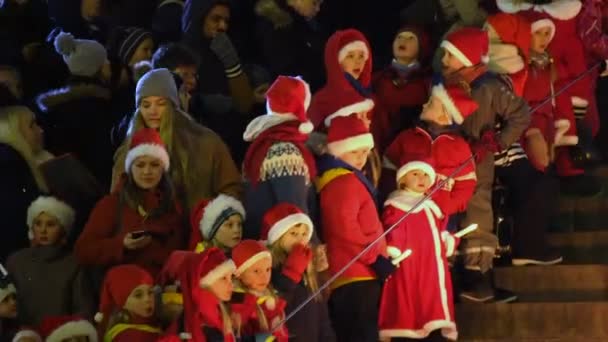 Kinder mit Kerzen in der Hand treffen die Heilige Lucia. — Stockvideo