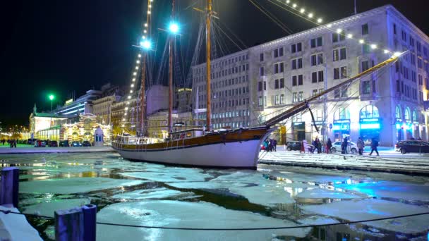 Die Eisschollen im Hafen von Helsinki in einer Winternacht. — Stockvideo