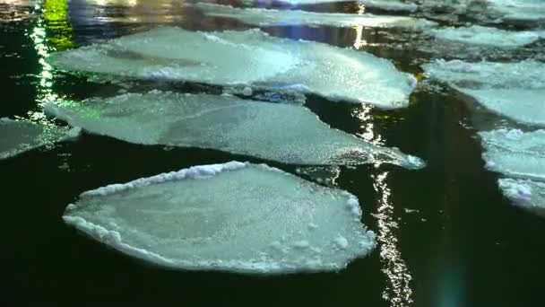 De ice floes op de haven van Helsinki op een winternacht. — Stockvideo