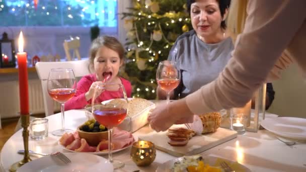 家族のクリスマスの食事 — ストック動画