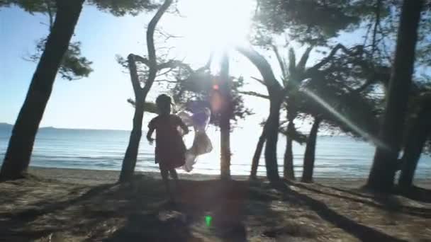 Kleines Mädchen rennt über den Strand zum Meer. — Stockvideo