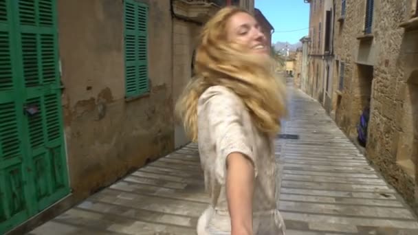 오래 된 유럽 도시에 있는 모험에 사람을 선도 하는 젊은 여자. — 비디오