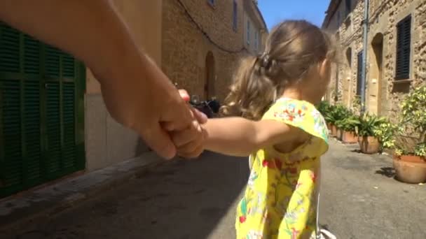 Schattig meisje bovenliggende leidt naar het avontuur in een oude Europese stad. — Stockvideo