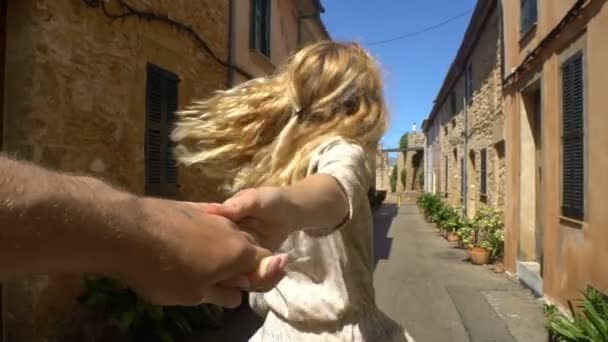Молодая женщина ведет мужчину к приключениям в старом европейском городе . — стоковое видео