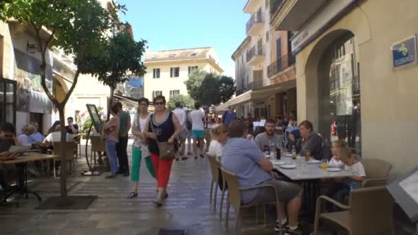 En massa turister på de smala gatorna i den medeltida södra europeiska staden. — Stockvideo