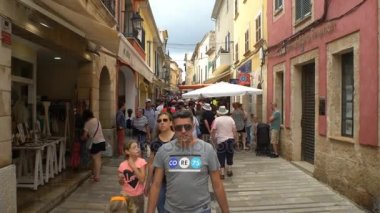 Bir sürü turist Ortaçağ Güney Avrupa şehrin dar sokaklarında.