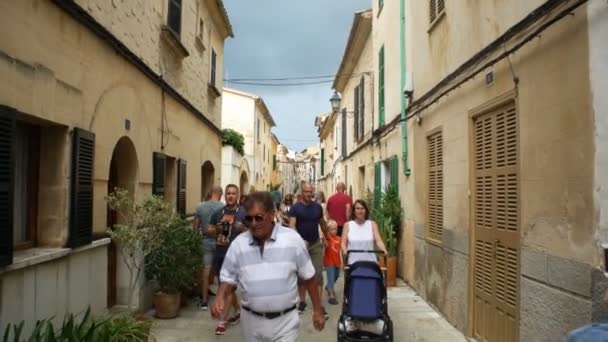 Un sacco di turisti sulle stradine della città medievale del sud Europa . — Video Stock