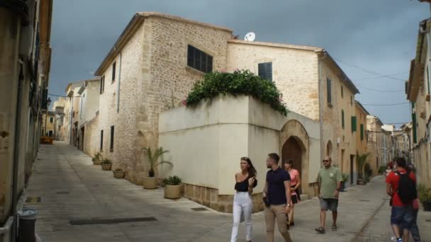 Un sacco di turisti sulle stradine della città medievale del sud Europa . — Video Stock