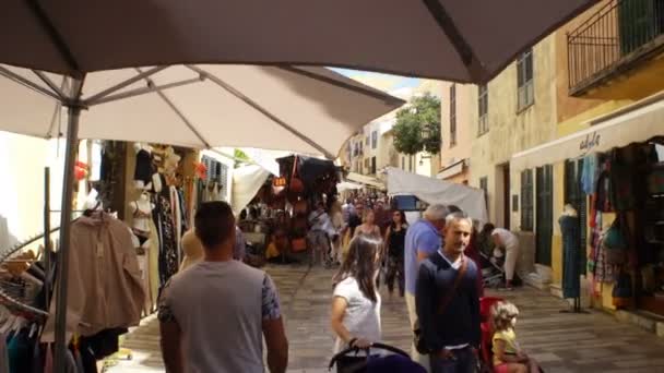 Beaucoup de touristes dans les rues étroites de la ville médiévale du sud de l'Europe . — Video