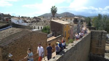 Bir sürü turist Ortaçağ Güney Avrupa şehrin dar sokaklarında.