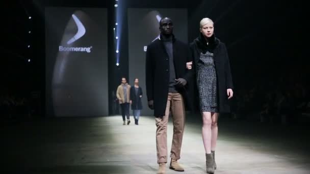Fashion Show, бо шведської марки Бумеранг під час ярмарку я люблю мені, Гельсінкі — стокове відео