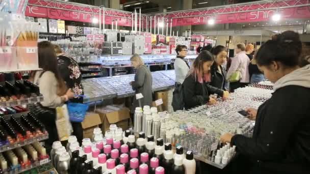 Muitas mulheres testando e comprando cosméticos em um salão de beleza . — Vídeo de Stock