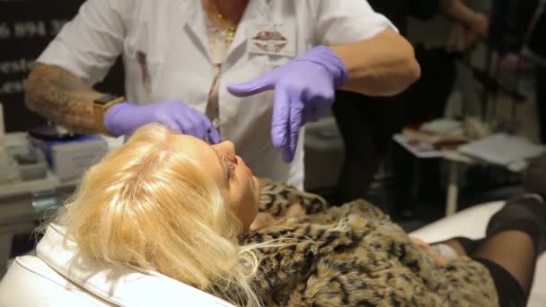 Женщина получает инъекцию ботокса в губы — стоковое видео
