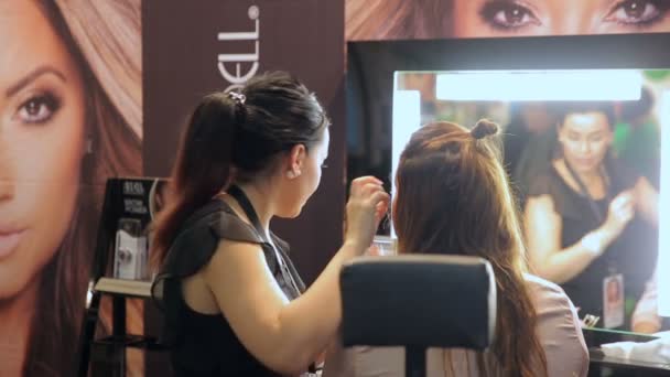 Maquillaje artista aplica maquillaje a la mujer joven . — Vídeos de Stock