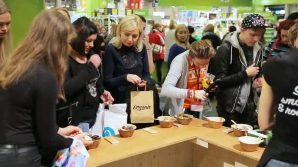 Відвідувачів до магазину Еко їжі спробувати суміші органічних енергії. — стокове відео