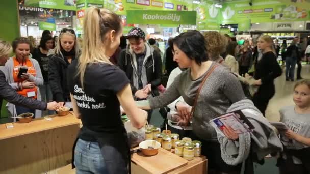 Відвідувачів до магазину Еко їжі спробувати суміші органічних енергії. — стокове відео