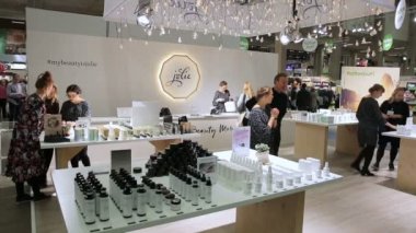 Saç stilisti bir modeli ile çalışır.