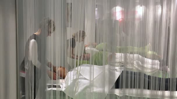 Жінкам в spa салон отримують лікування обличчя — стокове відео