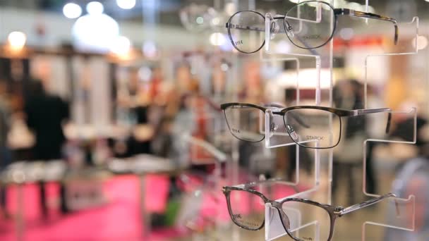 Käufer wählen neue Brille im Optikergeschäft. — Stockvideo