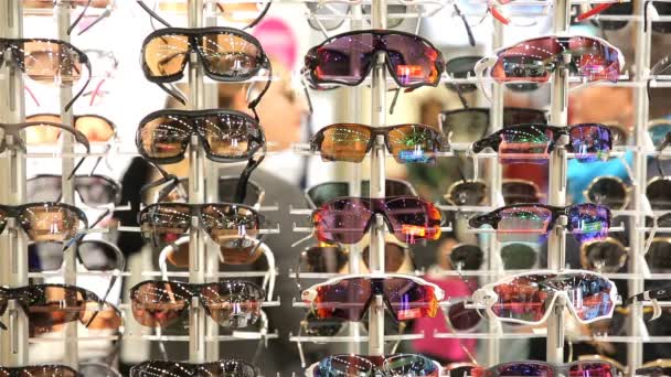 Вибір нових оптичних окуляри в магазин оптик покупців. — стокове відео