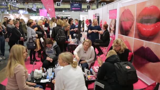 Egy csomó nő, tesztelés és a felvásárlást kozmetikai boltban egy szépség. — Stock videók